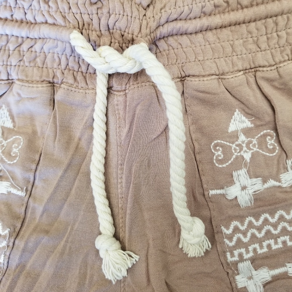 1 Left! Beachy Embroidered Shorts - Picture 6 of 6
